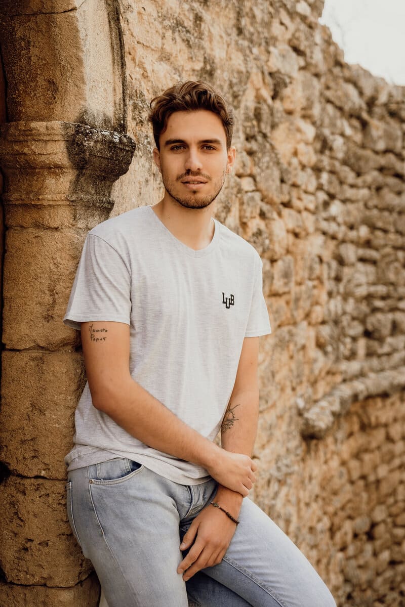 Tee-shirt col V homme gris imprimé LUB